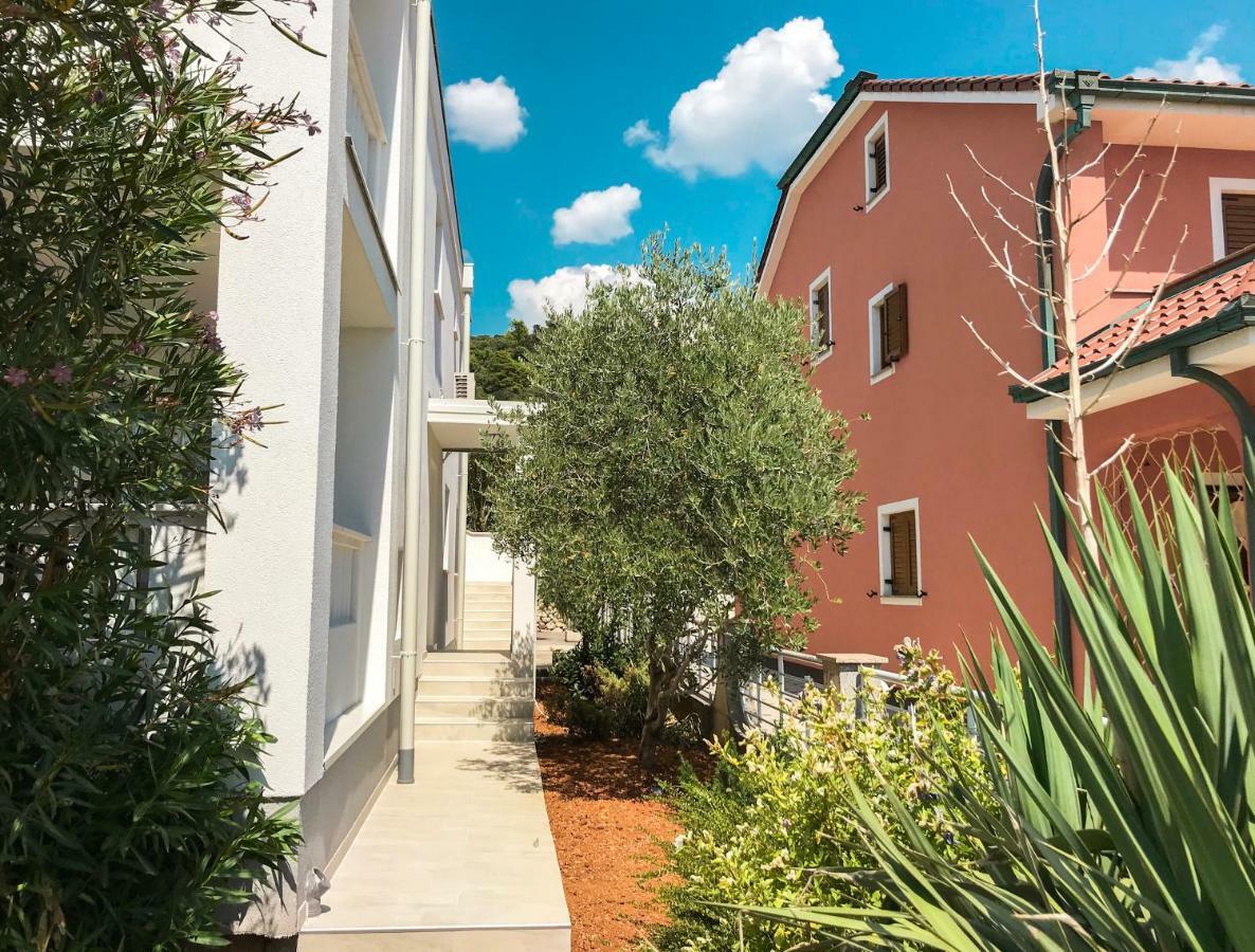 Mr. Hall Apartments Barbat na Rabu Exterior foto